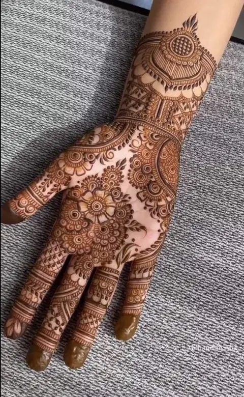 aesthetic arabic front hand mehndi design