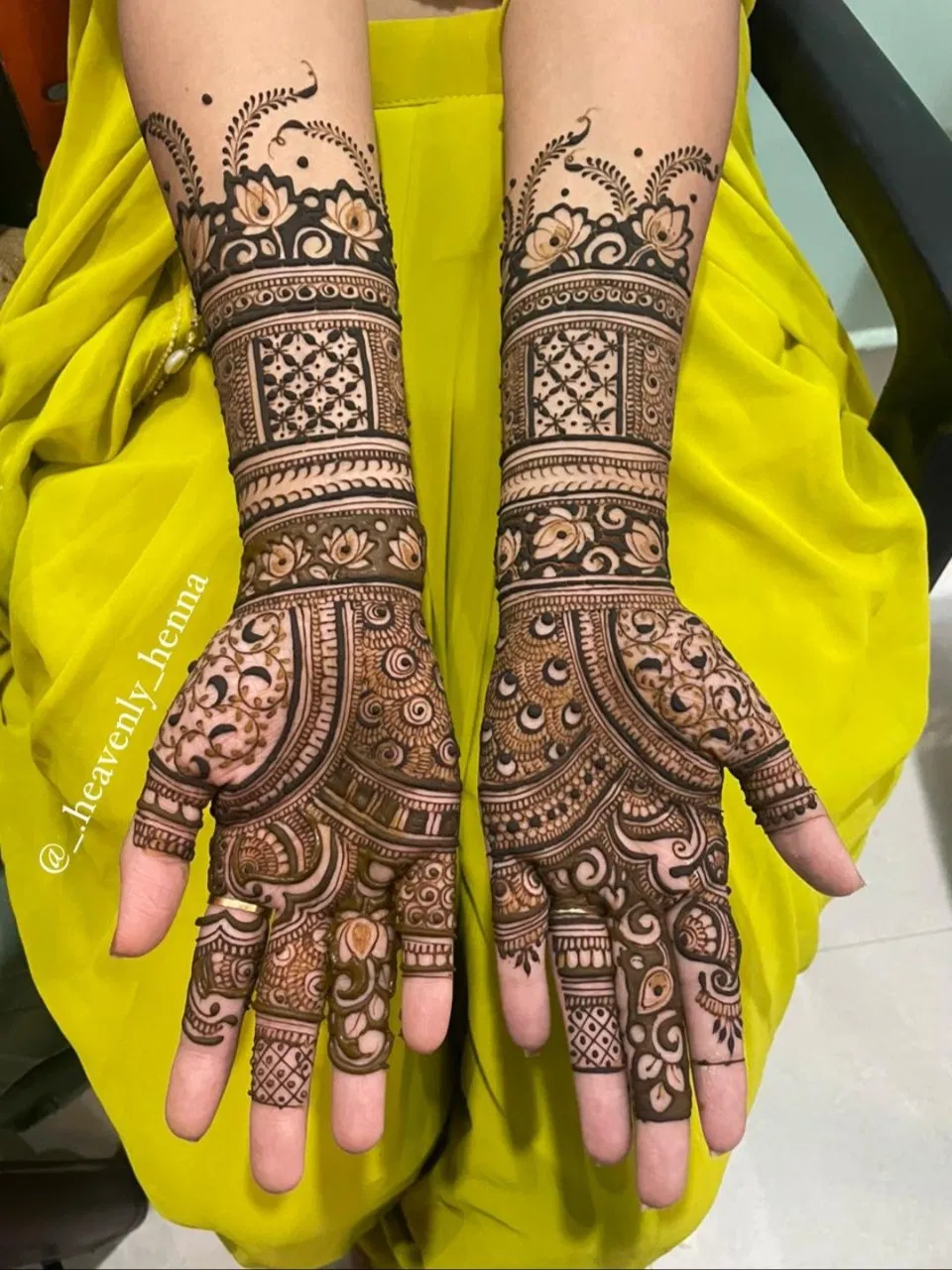Aesthetic Simple Front Hand Mehndi Design with Figures