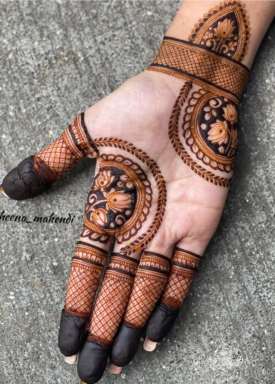 Aesthetic Bridal Front Hand Mehndi Design with Jaal for Sawan