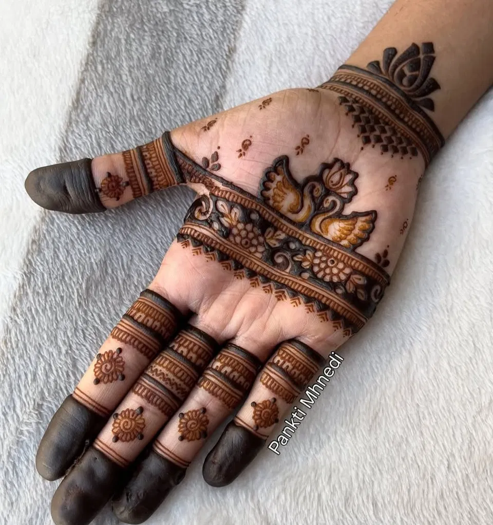 Aesthetic Stylish Front Hand Mehndi Design with Jaal and Peacock for Sawan (2)
