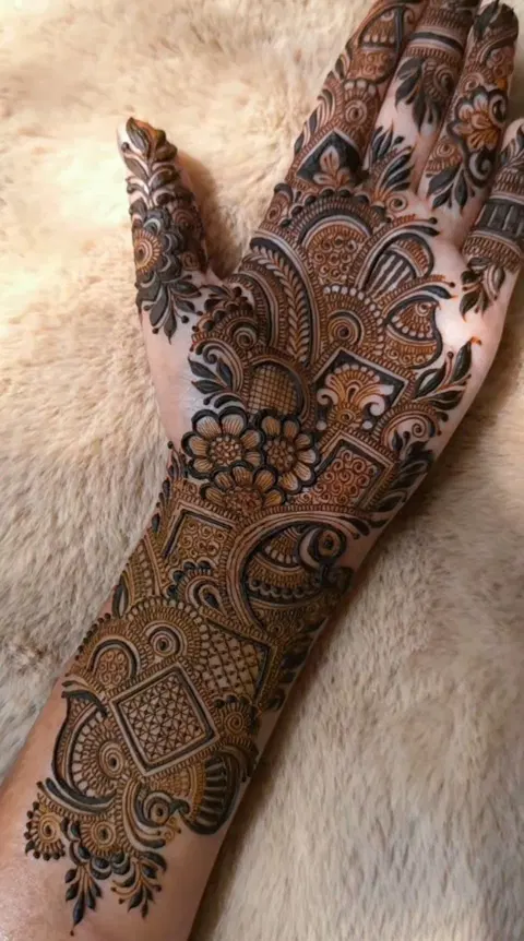 aesthetic arabic front hand mehndi design