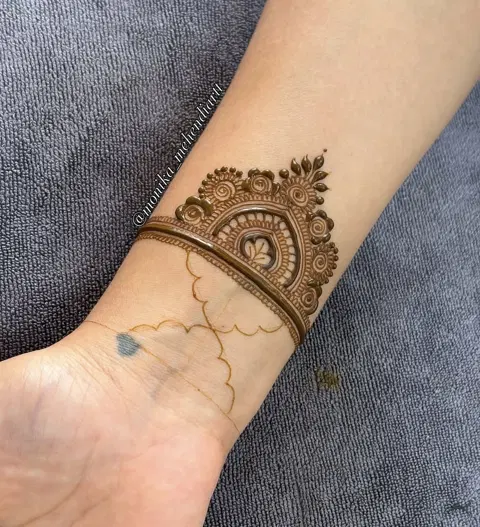indian minimal flower foot mehndi design