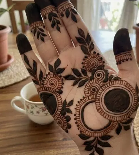 aesthetic arabic circle finger mehndi design