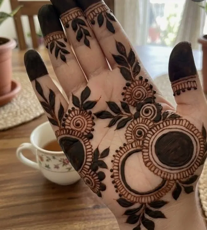 Aesthetic Arabic Finger Mehndi Design with Gol Tikki and Flowers (19)