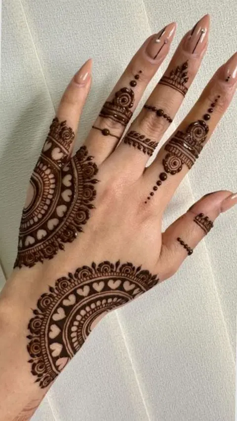 indian simple circle back hand mehndi design