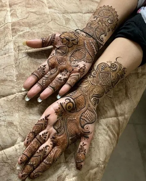 aesthetic arabic front hand mehndi design