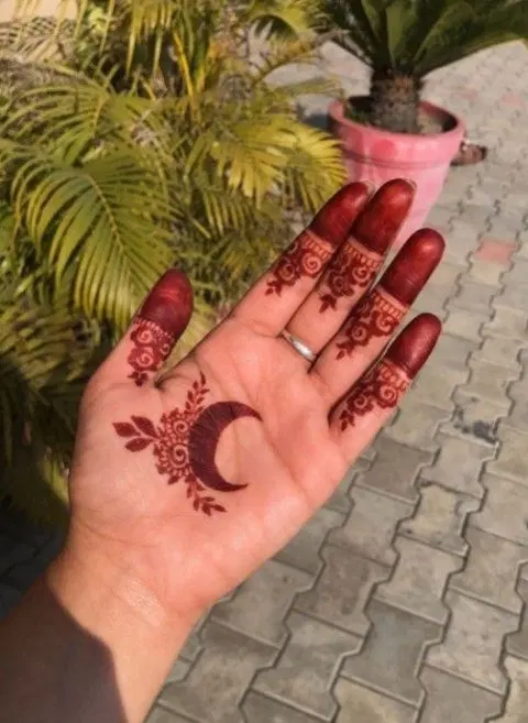 aesthetic arabic circle finger mehndi design