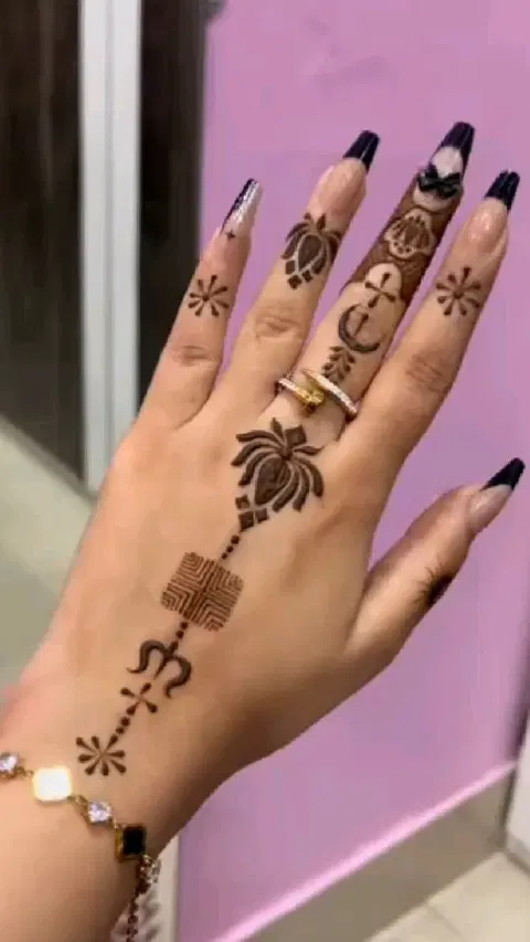 simple stylish circle finger mehndi design