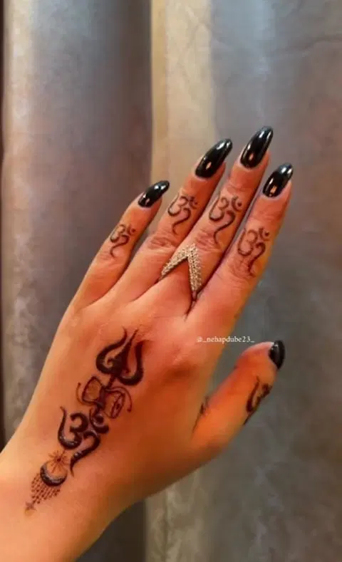 simple deity finger mehndi design