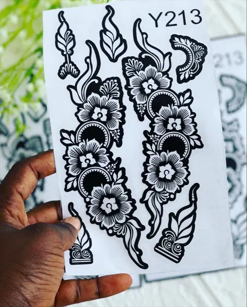 aesthetic front hand mehndi design
