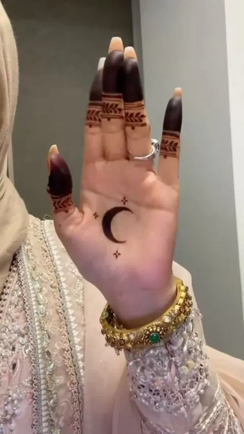 aesthetic minimal moon front hand mehndi design