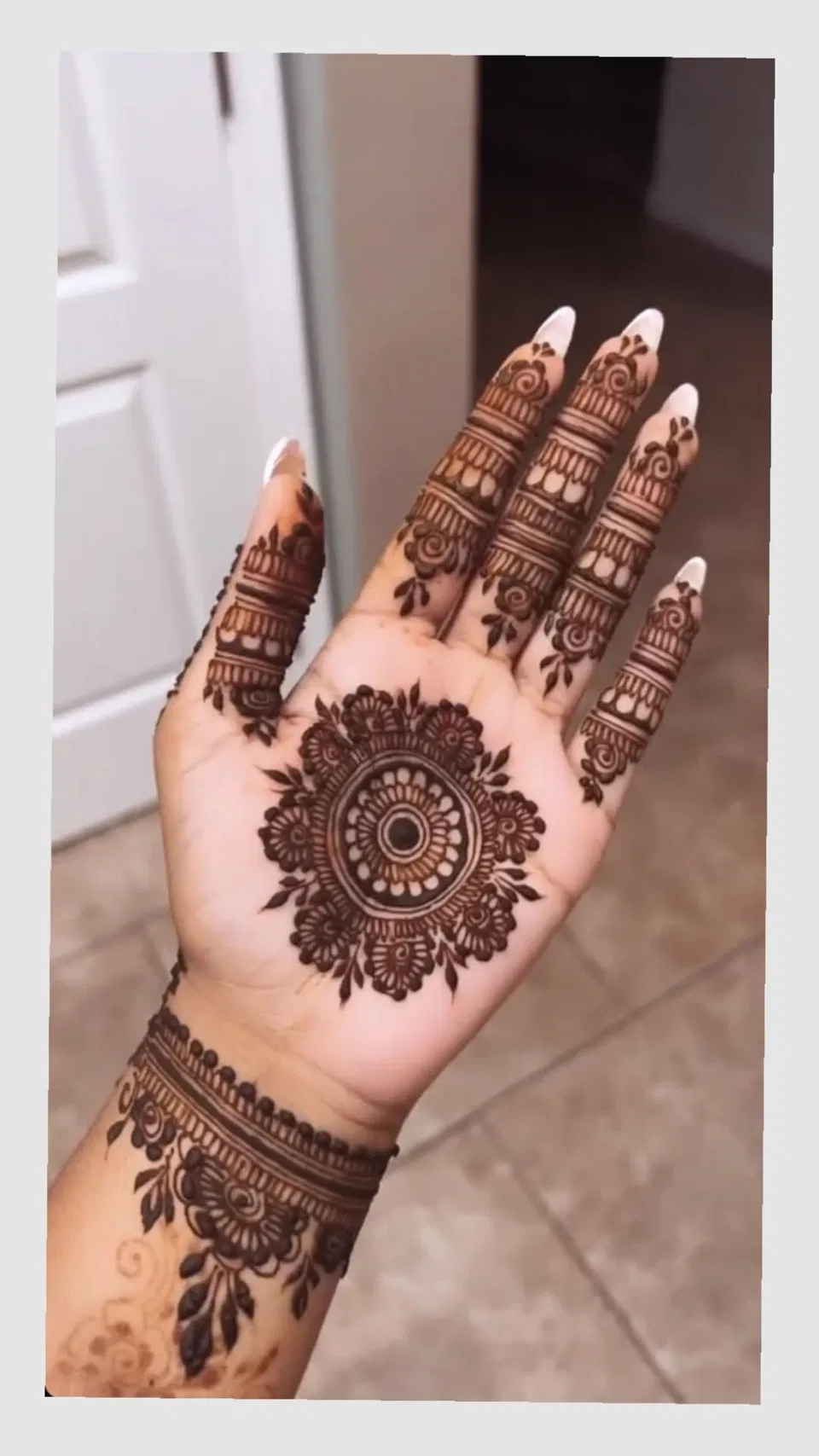 Aesthetic Bridal Back Hand Mehndi Design with Gol Tikki and Jaal for Eid (7)