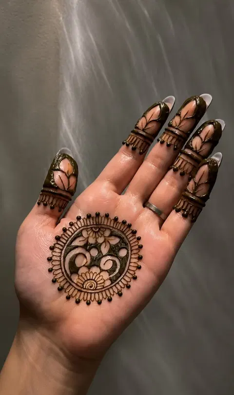 aesthetic arabic circle finger mehndi design