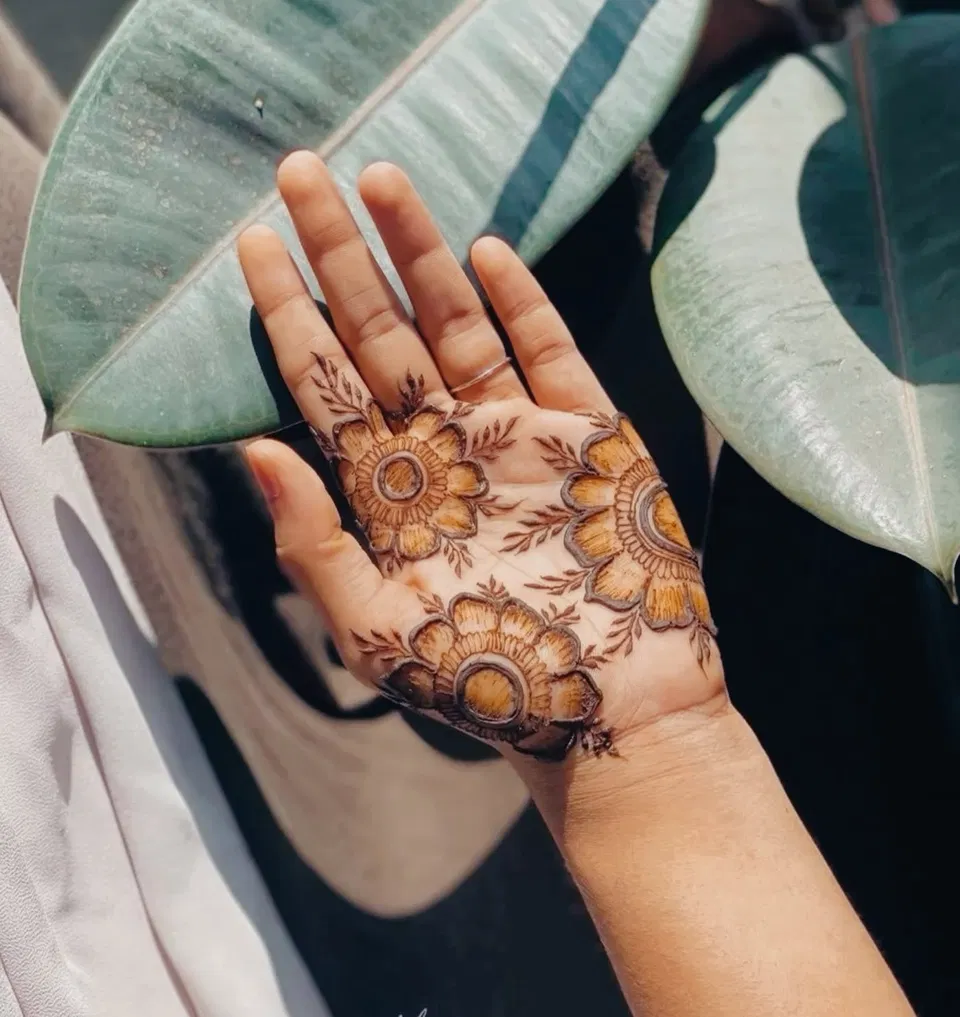 Minimal Simple Finger Mehndi Design with Gol Tikki and Flowers (2)