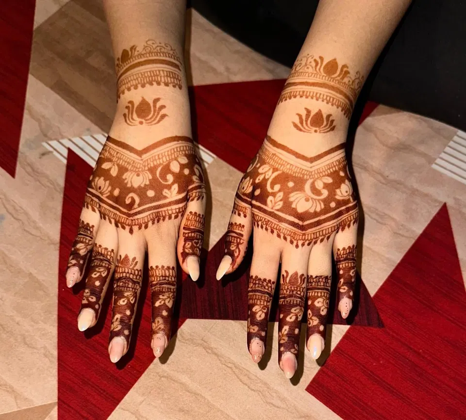 Bridal Simple Back Hand Mehndi Design with Gol Tikki and Jaal (5)
