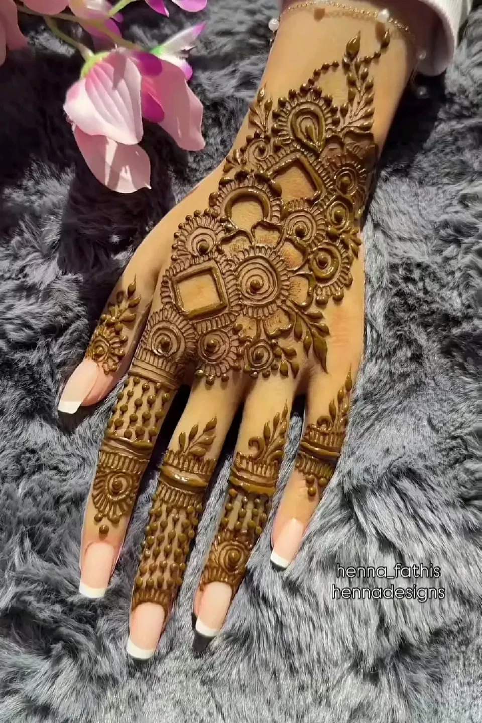 Arabic Bridal Back Hand Mehndi Design with Bel (3)