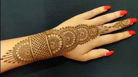 simple stylish back hand mehndi design