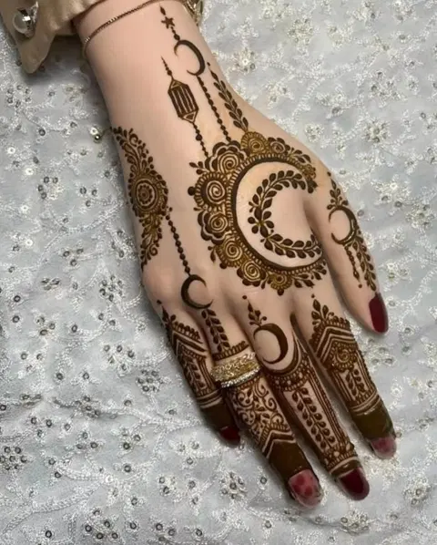 simple stylish moon back hand mehndi design