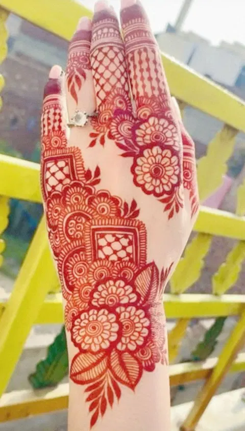 aesthetic arabic bel front hand mehndi design