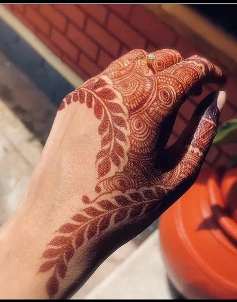 aesthetic bridal circle back hand mehndi design