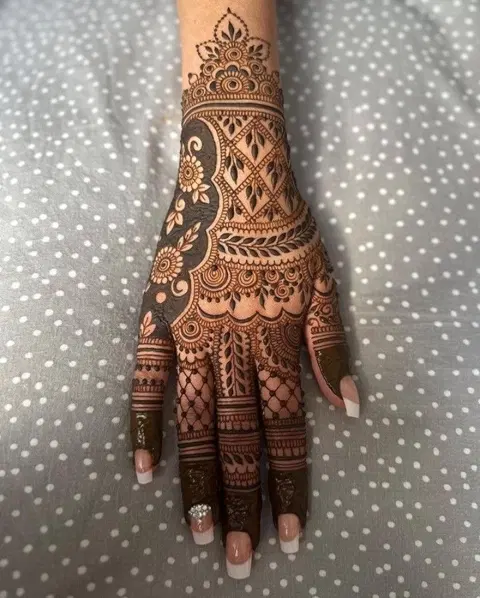 bridal stylish back hand mehndi design