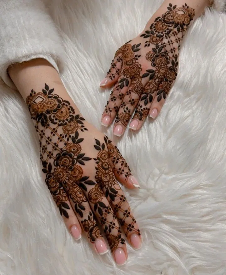Aesthetic Arabic Back Hand Mehndi Design with Flowers and Jaal (10)