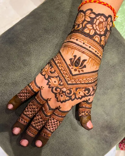 bridal stylish circle back hand mehndi design