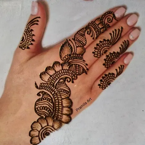 aesthetic arabic back hand mehndi design