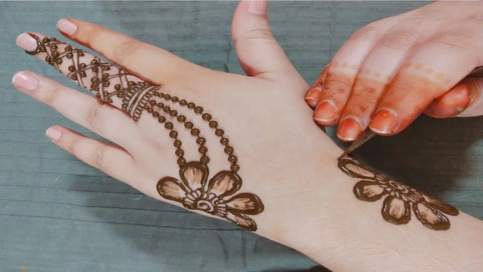 Arabic Simple Back Hand Mehndi Design with Jaal (6)