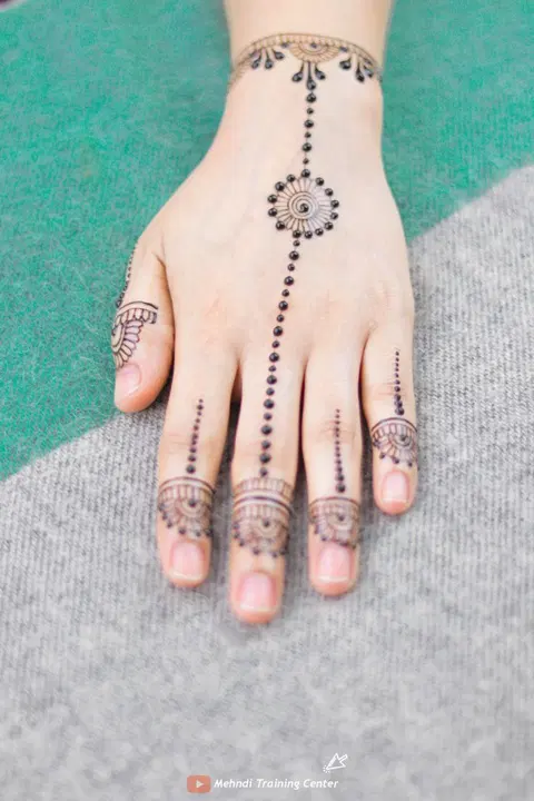simple jaal back hand mehndi design