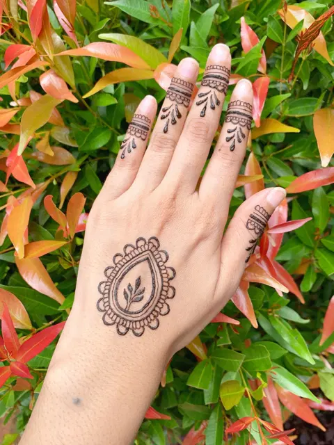simple stylish bel back hand mehndi design