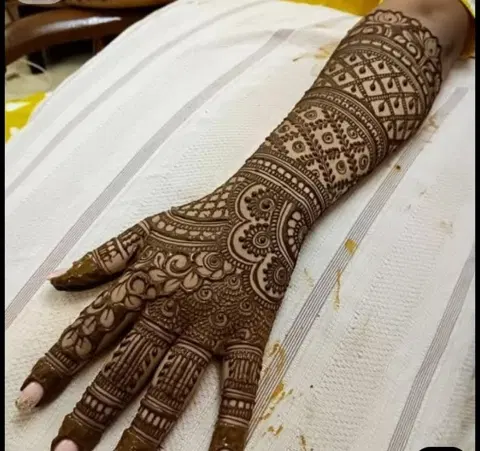 bridal stylish jaal back hand mehndi design