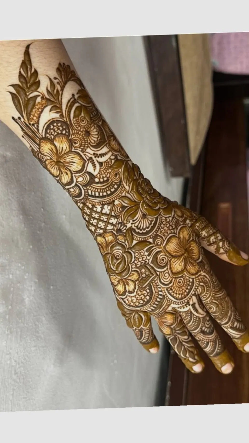 Arabic Bridal Back Hand Mehndi Design with Flowers (11)
