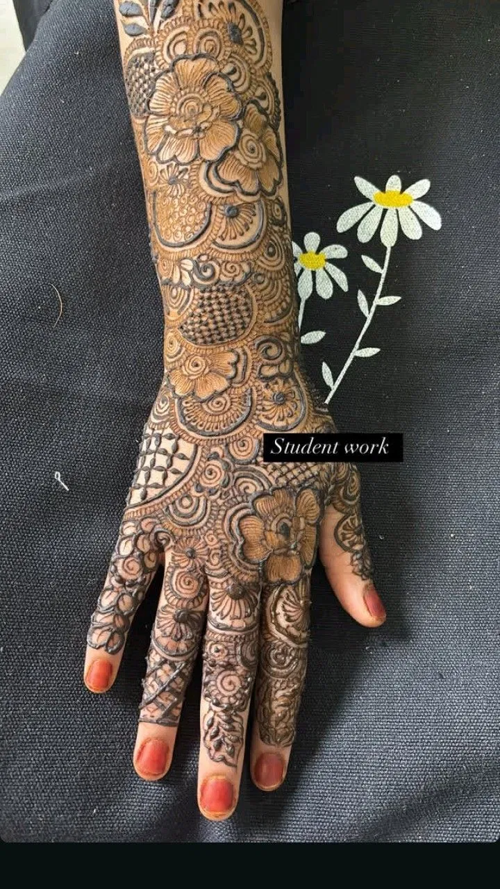 Bridal Dubai Back Hand Mehndi Design with Gol Tikki (2)
