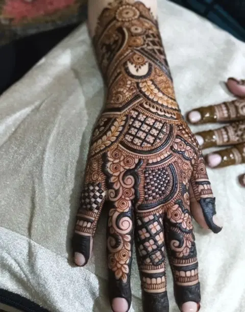 royal stylish back hand mehndi design