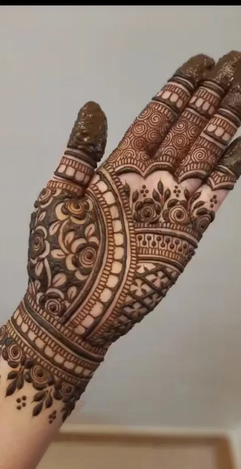 aesthetic bridal circle front hand mehndi design