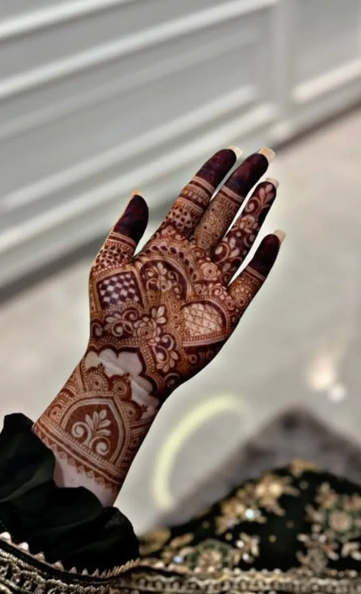 Aesthetic Bridal Front Hand Mehndi Design for Eid