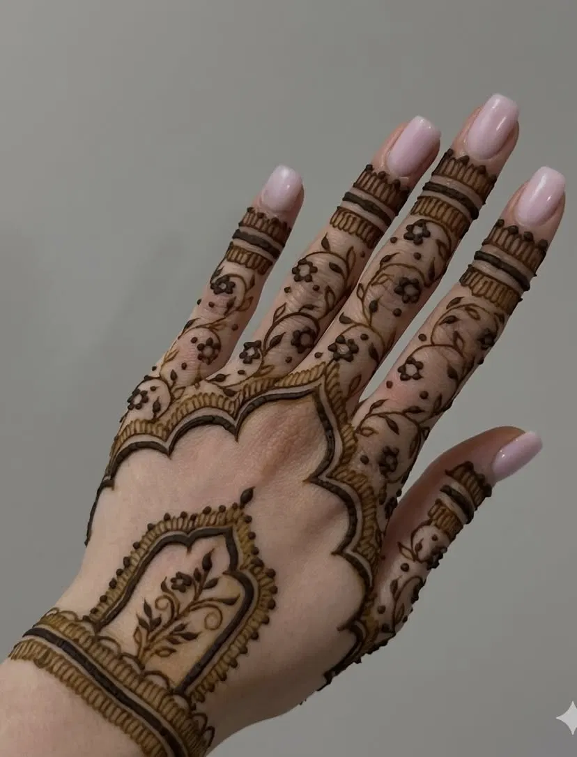 Aesthetic Arabic Back Hand Mehndi Design with Moon for Eid