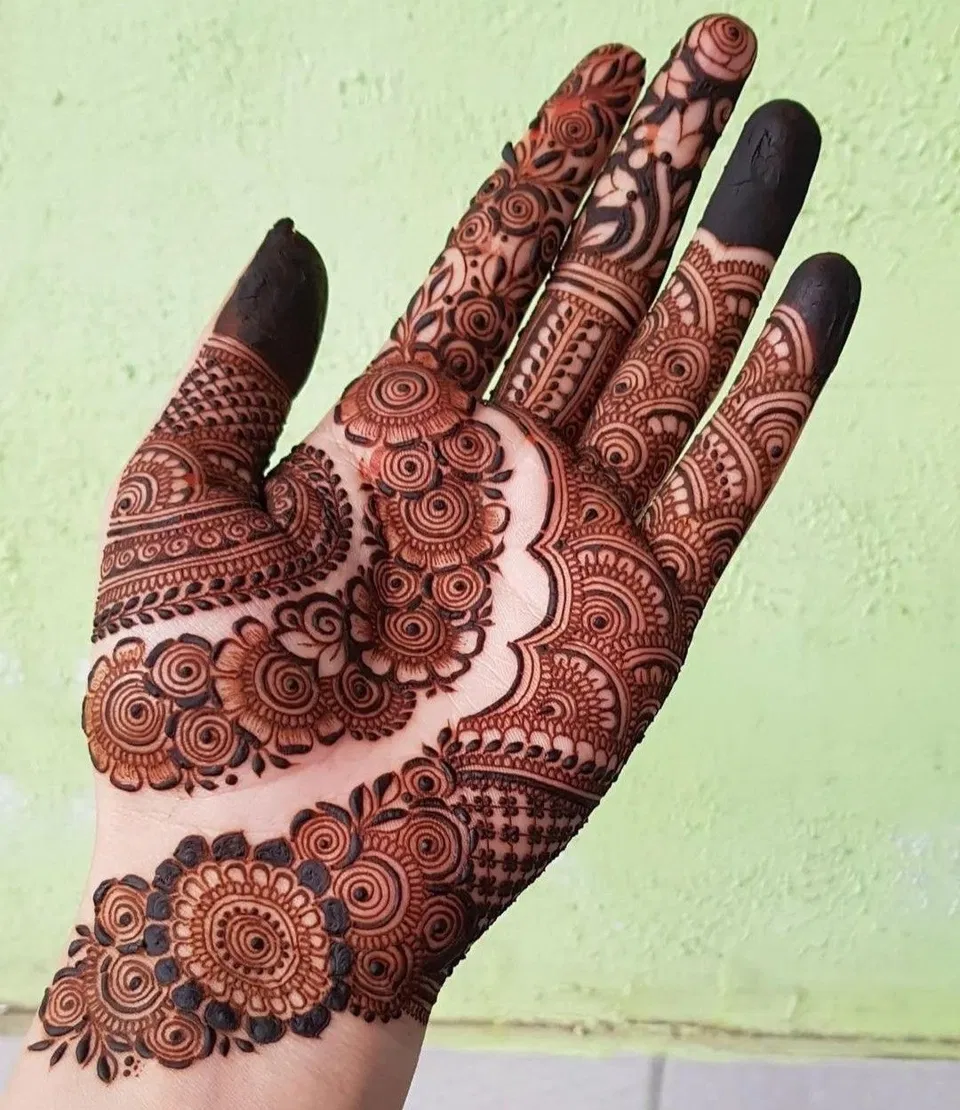 Aesthetic Bridal Front Hand Mehndi Design with Gol Tikki and Flowers for Engagement (7)