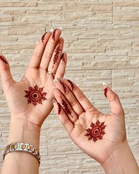 aesthetic minimal jaal front hand mehndi design