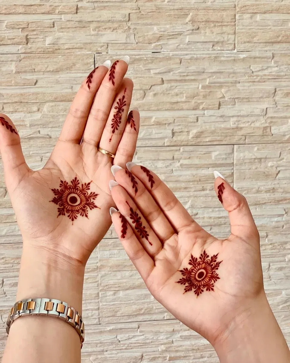 Aesthetic Minimal Front Hand Mehndi Design with Jaal (4)