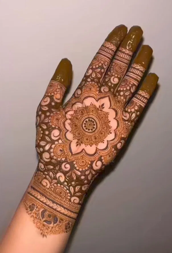 Aesthetic Bridal Finger Mehndi Design with Flowers (5)