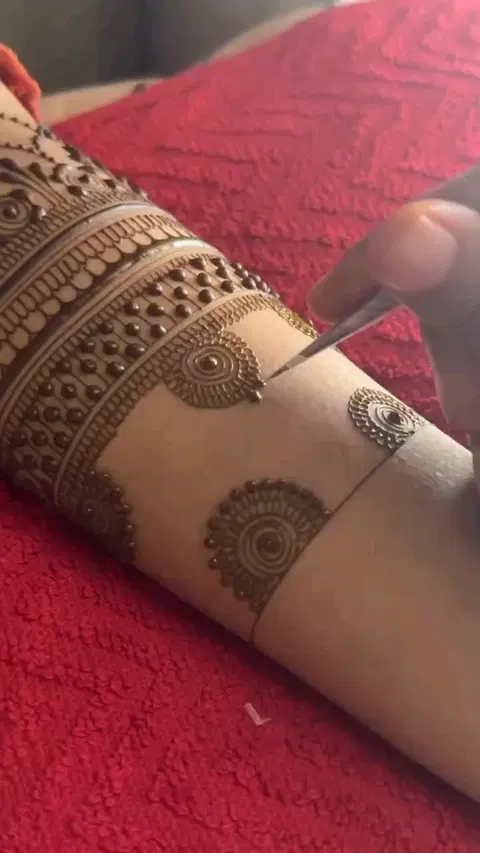 bridal simple circle arm mehndi design