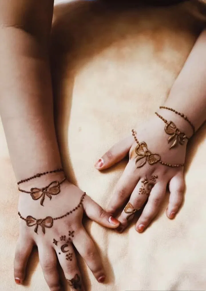 Simple Finger Mehndi Design with Gol Tikki, Hearts and Jaal
