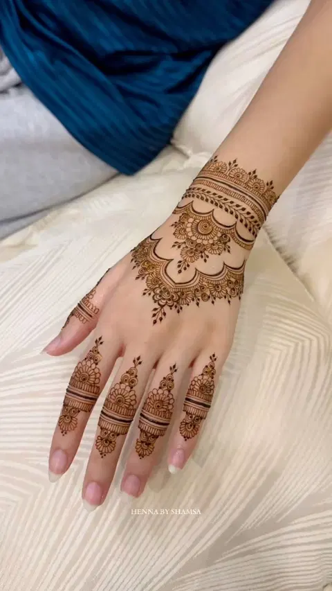 aesthetic arabic back hand mehndi design