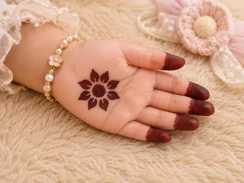 minimal simple circle finger mehndi design