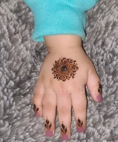simple circle back hand mehndi design