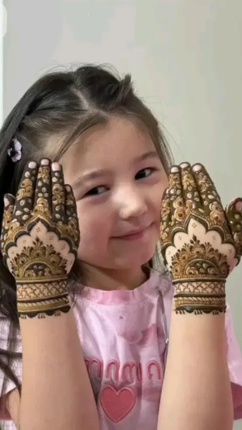 stylish front hand mehndi design