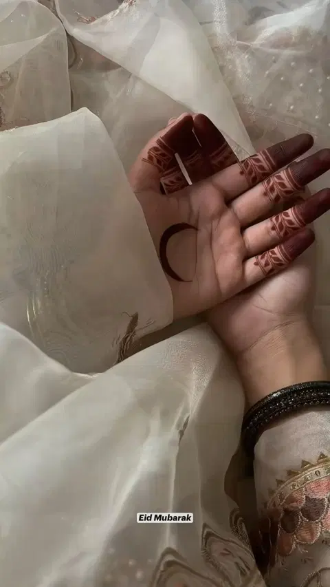 aesthetic minimal finger mehndi design