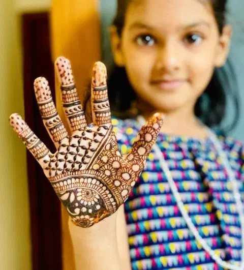circle front hand mehndi design